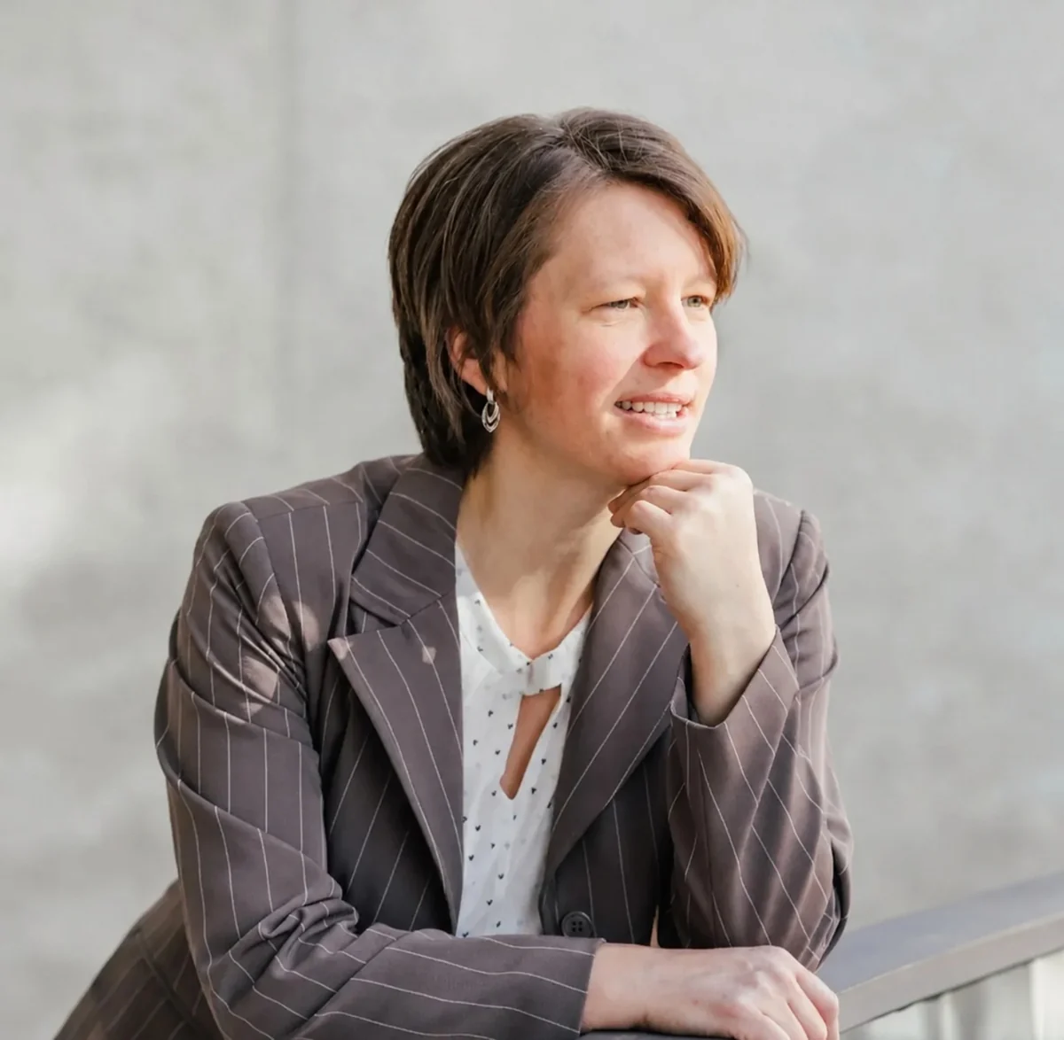Katja Schenker, nachdenklich und freundlich zur Seite blickend