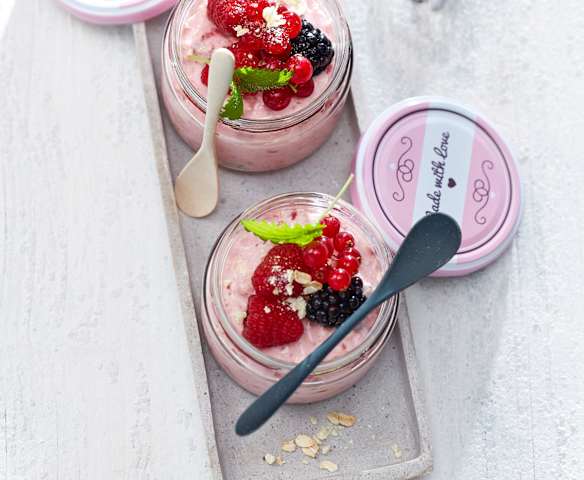 Frühstück im Schlaf – Overnight-Frühstück im Schraubglas mit Joghurt und Beeren