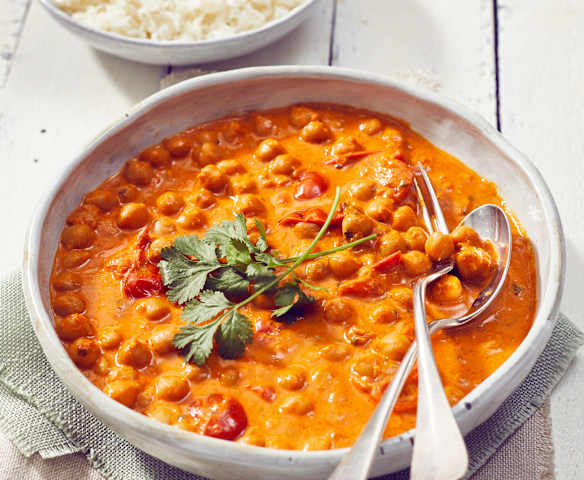 Kichererbsen-Kokos-Curry mit frischem Koriander im Topf
