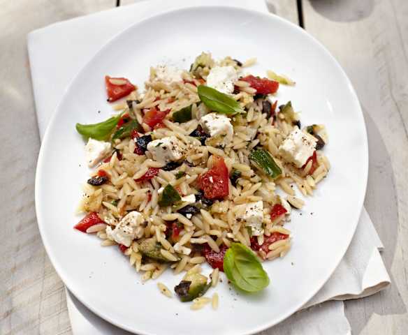 Risoni-Salat mit Feta, Oliven und frischem Gemüse in einer Schüssel